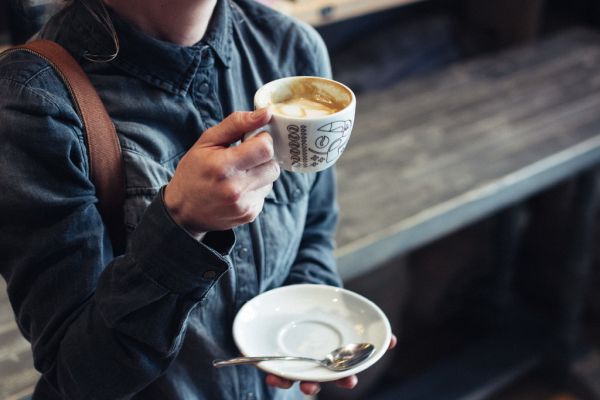 Disfrutando de una deliciosa taza de café